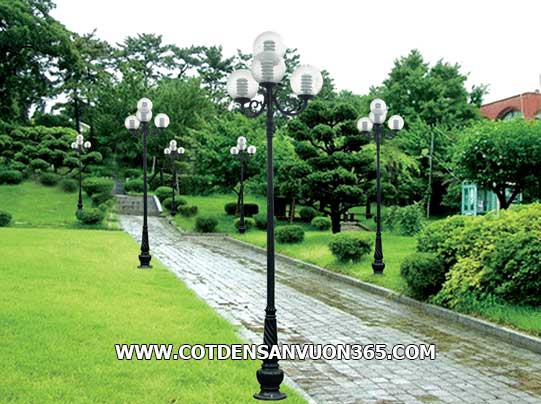 Tổng hợp xu hướng trang trí sân vườn đẹp 4 Đèn trang trí sân vườn bóng cầu sọc