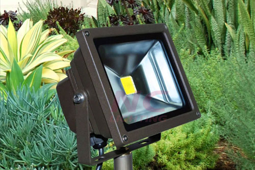 Đèn Led Chiếu Sáng Sân Vườn Tiết Kiệm, An Toàn 1 Den pha led chieu sang san vuon, đèn led chiếu sáng sân vườn