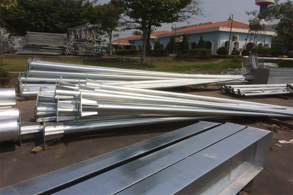 Cột Đèn Cao Áp 9m 3 Cot duoc che tao lien khong he co moi han ngang than