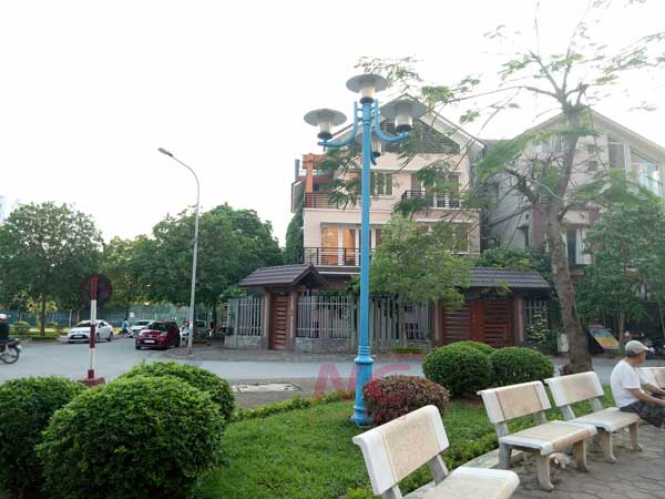 Báo Giá Cột Đèn Chiếu Sáng Sân Vườn Giá Rẻ, Uy Tín 2 Chon lua cot den trang tri san vuon phu hop voi canh quan xung quanh