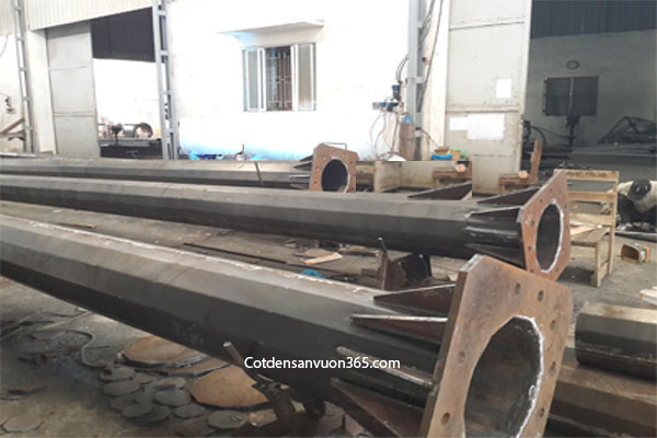 Cột Đèn Cao Áp 9m 4 Cot den cao ap 9m vua duoc gia cong xong truoc khi ma kem nhung nong
